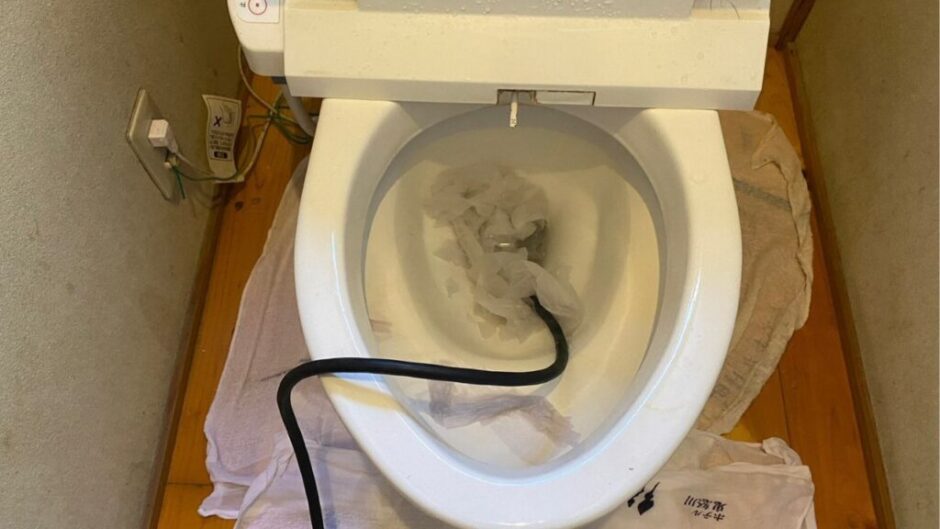 トイレ詰まりで排水管洗浄作業