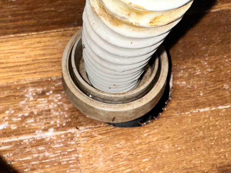 キッチンの排水管の詰まりでの水漏れ状況
