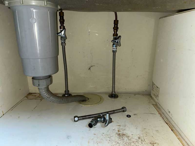 キッチンの給水管の止水栓を交換