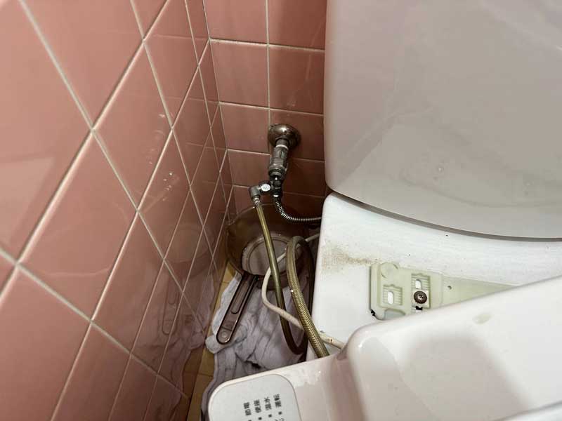トイレの給水管を交換